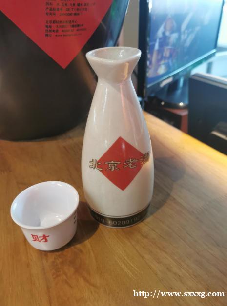 老北京二荤铺太对味儿了 酒仙桥吃卤煮 就着白水羊头越嚼越香 老北京二荤铺太对味儿了 酒仙桥吃卤煮 就着白水羊头越嚼越香