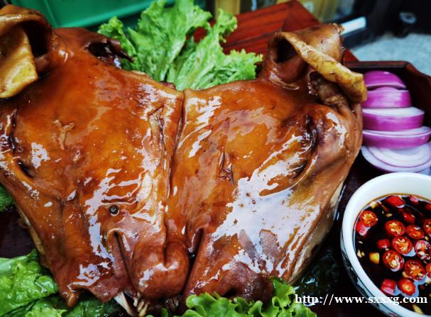 老北京二荤铺太解馋 酒仙桥吃口卤煮火烧 再啃大羊头超痛快 老北京二荤铺太解馋 酒仙桥吃口卤煮火烧 再啃大羊头超痛快