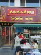 老北京二荤铺太解馋 酒仙桥吃口卤煮火烧 再啃大羊头超痛快