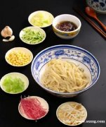 逛798别瞎吃 老北京二荤铺的酱牛肉配卤煮 吃着超得劲